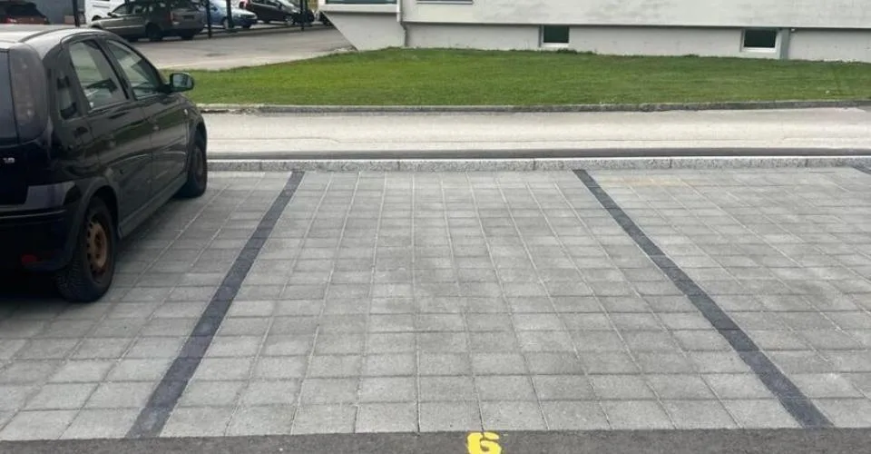 Chalais - Außenparkplatz zu vermieten – Foto 2 von 2