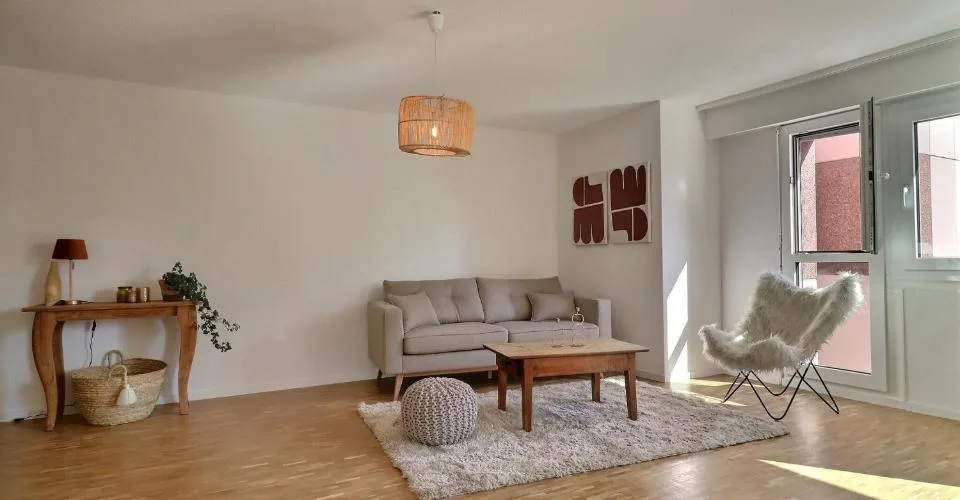 Appartamento luminoso al 3° piano con balcone – foto 2 di 11