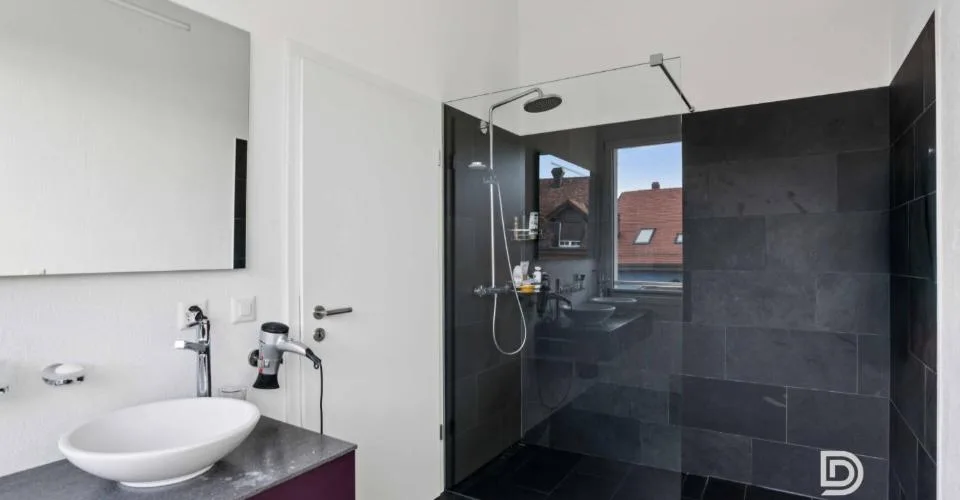 Prachtvolles Duplex mit Hauscharakter, Aufzug, Garten und atemberaubendem Blick auf den See! – Foto 8 von 13