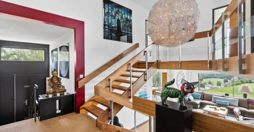 Moderne Villa mit Panoramablick auf den See und Innenpool – Foto 8 von 11