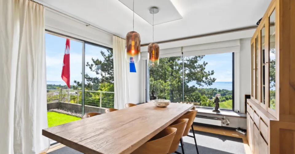 Moderne Villa mit Panoramablick auf den See und Innenpool – Foto 5 von 11