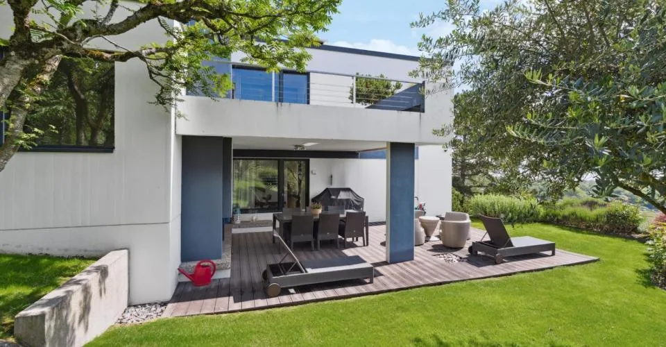 Moderne Villa mit Panoramablick auf den See und Innenpool – Foto 7 von 11