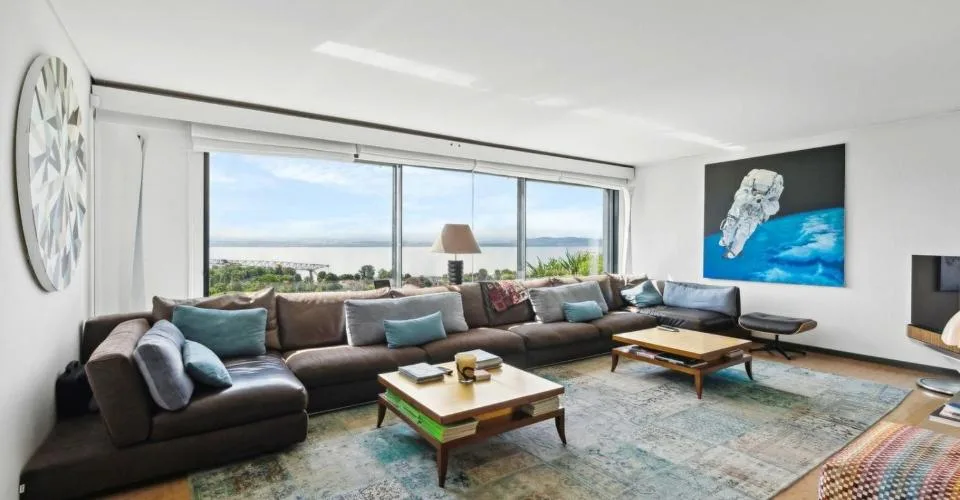 Moderne Villa mit Panoramablick auf den See und Innenpool – Foto 3 von 11