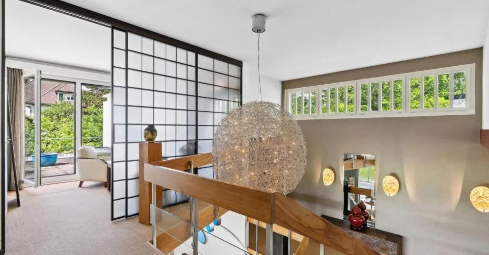 Moderne Villa mit Panoramablick auf den See und Innenpool – Foto 9 von 11