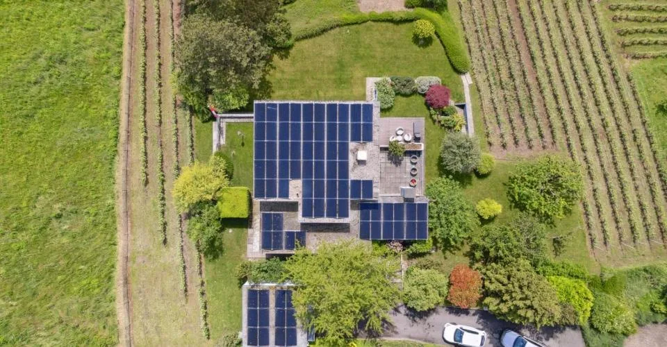 Moderne Villa mit Panoramablick auf den See und Innenpool – Foto 10 von 11