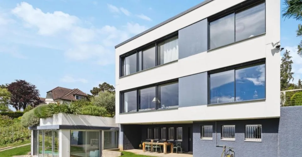 Moderne Villa mit Panoramablick auf den See und Innenpool – Foto 6 von 11