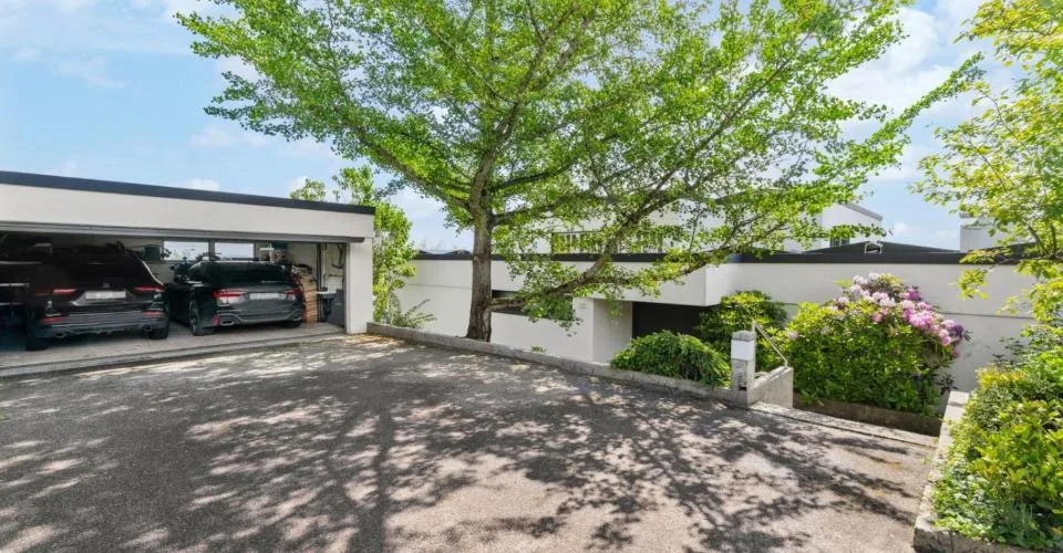 Moderne Villa mit Panoramablick auf den See und Innenpool – Foto 11 von 11