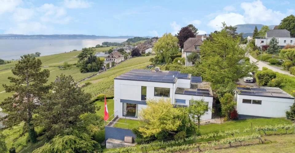 Moderne Villa mit Panoramablick auf den See und Innenpool – Foto 2 von 11