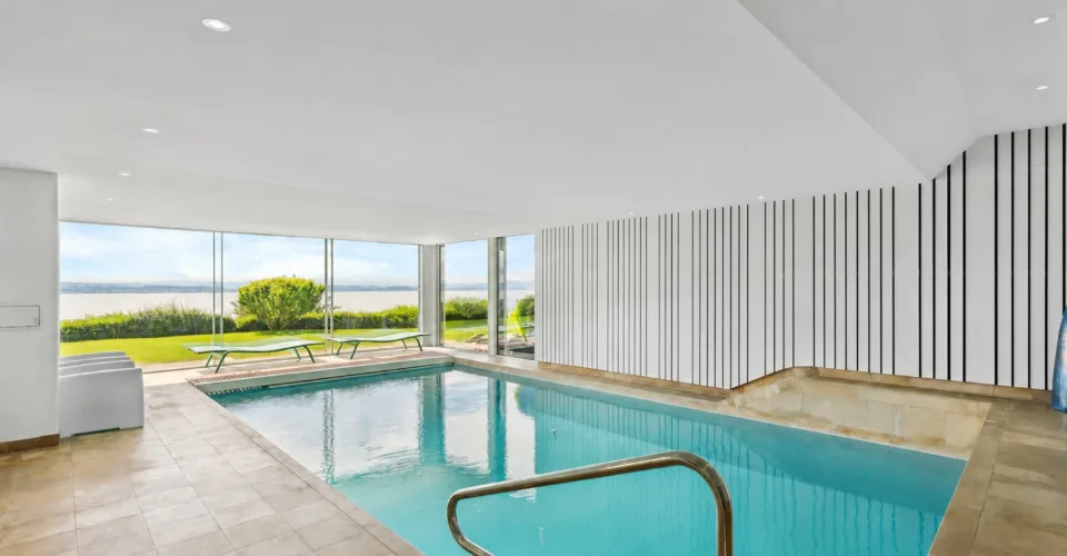 Moderne Villa mit Panoramablick auf den See und Innenpool – Foto 4 von 11