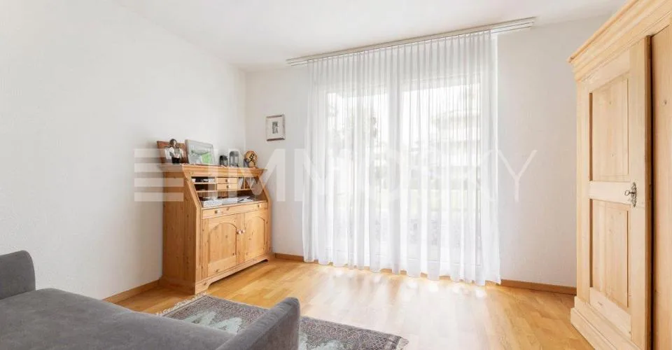 Light and Sun: Attractive Apartment with Two Seating Areas – photo 4 of 5