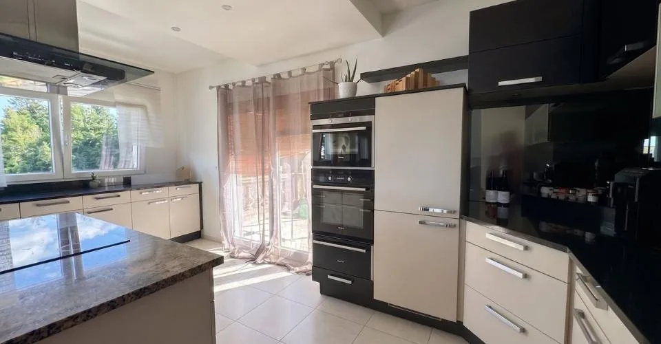 De nouvelles rénovations à ce bien de 6 pièces en duplex + 3 pièces - Terrasses, couvert à voitures – foto 15 di 26