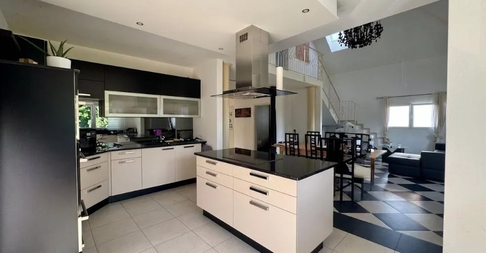 De nouvelles rénovations à ce bien de 6 pièces en duplex + 3 pièces - Terrasses, couvert à voitures – foto 14 di 26