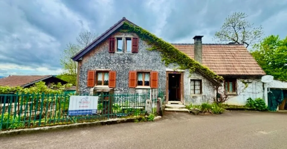 Exklusiv: Einfamilienhaus zur Renovierung in Brenets – Foto 2 von 26