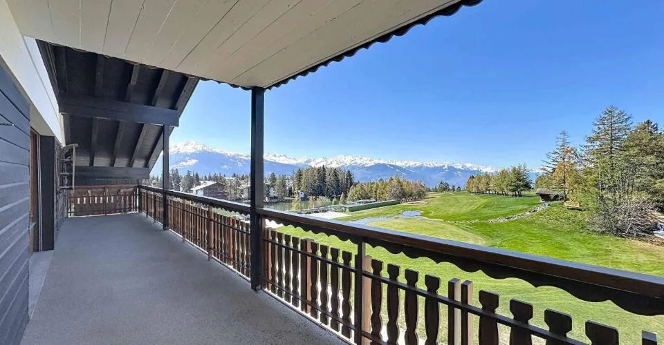 Außergewöhnliche Lage - 4.5 Zimmer MIT ATEMBERAUBENDER AUSSICHT AUF DEN GOLFPLATZ UND UNABHÄNGIGEM STUDIO – Foto 15 von 19