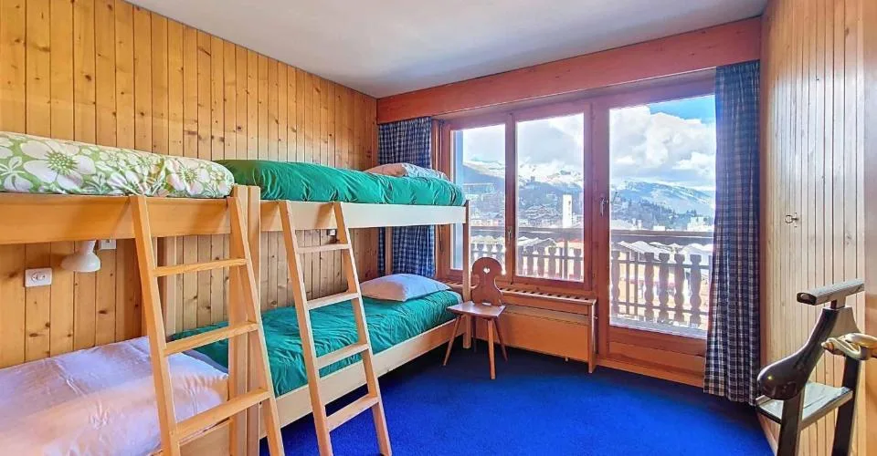 Außergewöhnliche Lage - 4.5 Zimmer MIT ATEMBERAUBENDER AUSSICHT AUF DEN GOLFPLATZ UND UNABHÄNGIGEM STUDIO – Foto 18 von 19