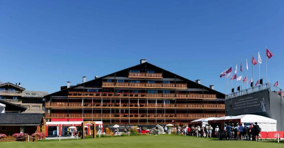 Außergewöhnliche Lage - 4.5 Zimmer MIT ATEMBERAUBENDER AUSSICHT AUF DEN GOLFPLATZ UND UNABHÄNGIGEM STUDIO – Foto 14 von 19