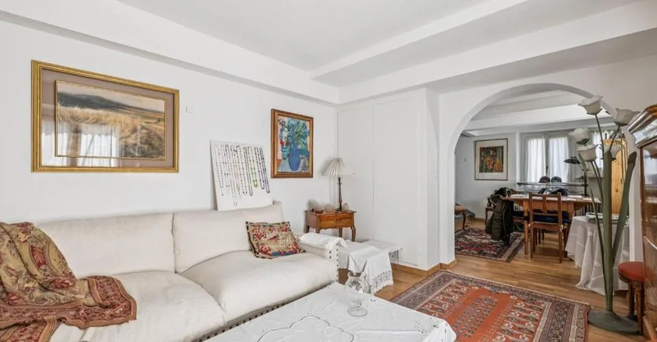 Exklusivität: Schönes 5-Zimmer-Apartment mit eigenem Garten – Foto 2 von 2