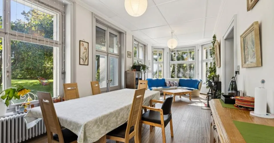 Elegantes Herrenhaus mit 3 Wohnungen und 3 Boxen – Foto 2 von 12