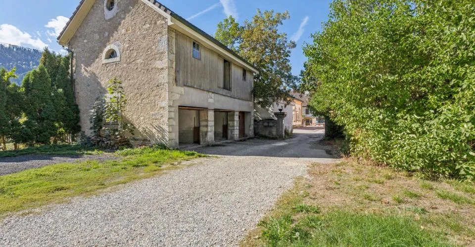 Elegantes Herrenhaus mit 3 Wohnungen und 3 Boxen – Foto 12 von 12
