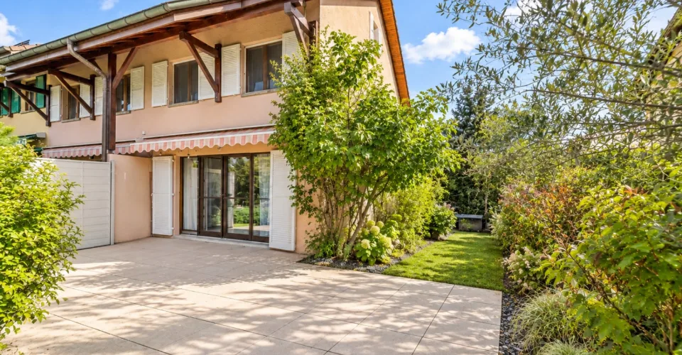 Semi-detached house with gable and absolutely quiet garden in Chavannes-des-Bois – photo 2 of 13