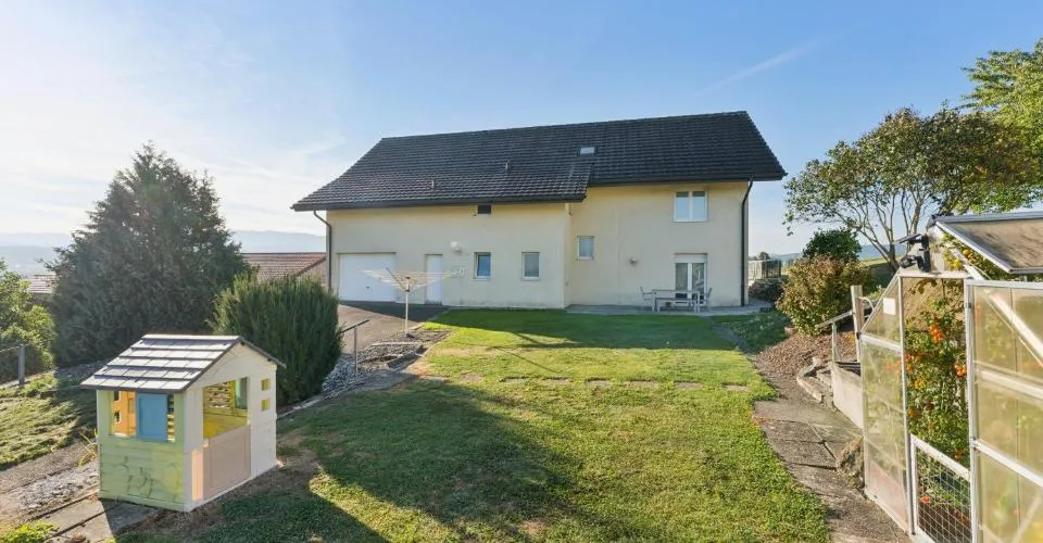 Beautiful house with 2 apartments and open view – photo 12 of 13