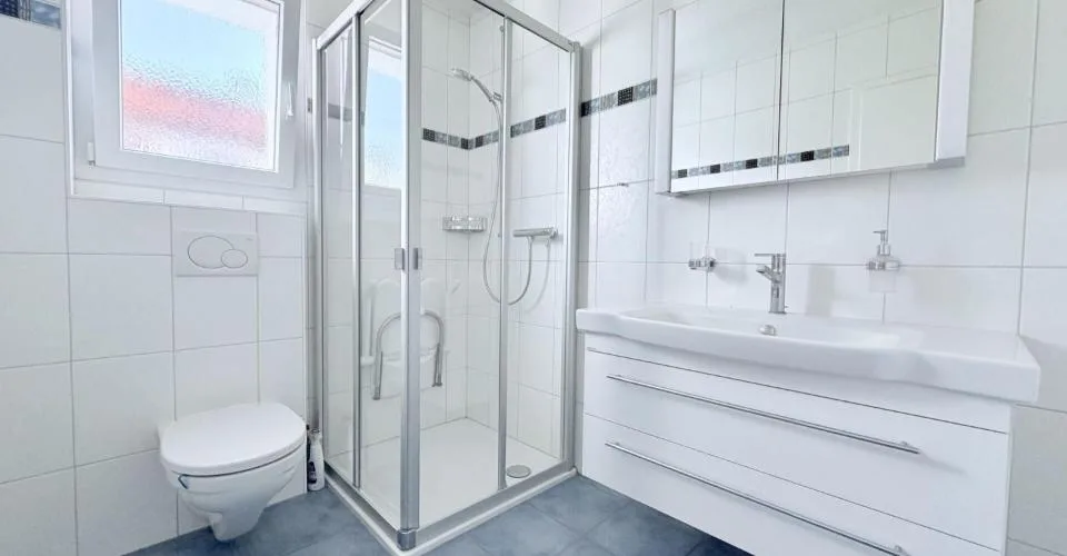 RAUM & KOMFORT | 4,5 ZIMMER MIT GROßER TERRASSE VON 18 M² IN BOUDRY – Foto 6 von 10