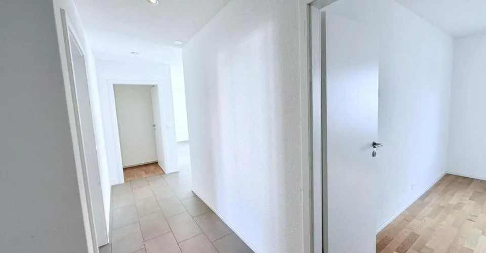 RAUM & KOMFORT | 4,5 ZIMMER MIT GROßER TERRASSE VON 18 M² IN BOUDRY – Foto 9 von 10