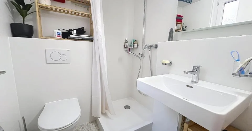 Joli studio rénové au 5ème étage d'environ 38m2 – Foto 6 von 7