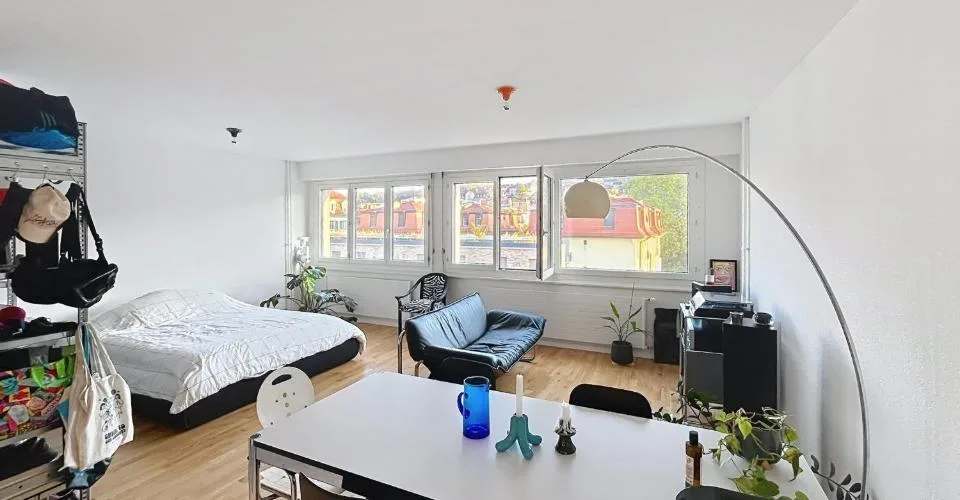 Joli studio rénové au 5ème étage d'environ 38m2 – Foto 2 von 7