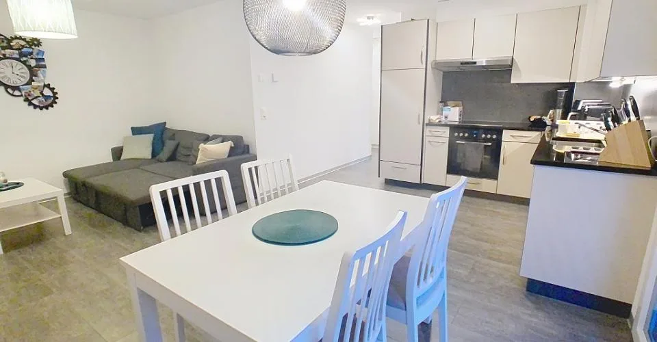 Appartement moderne de 3.5 pcs au 1er avec grand balcon – Foto 2 von 5