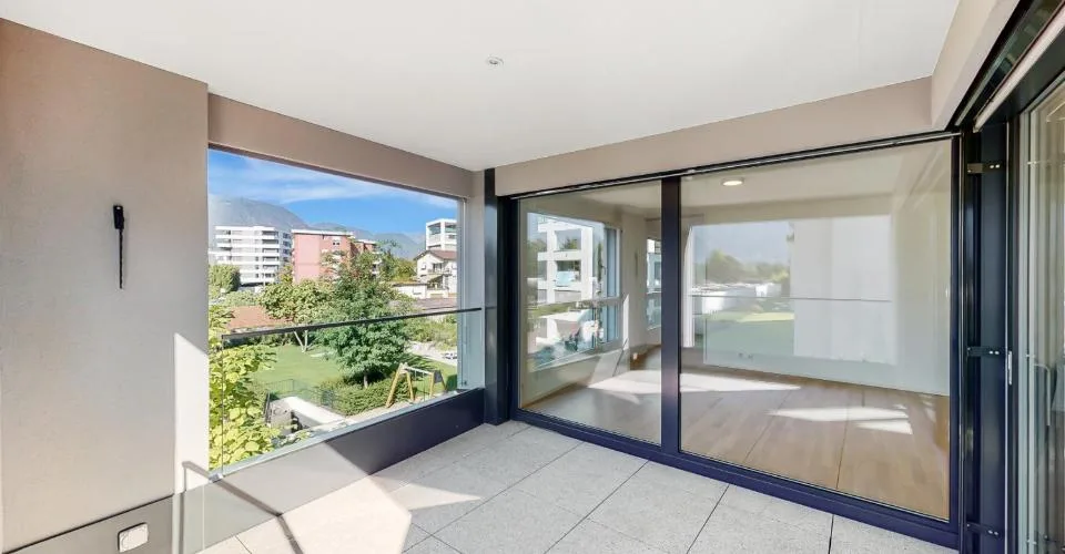 Residenza Laville: moderno, grandi vetrate e terrazzo coperto – foto 5 di 11