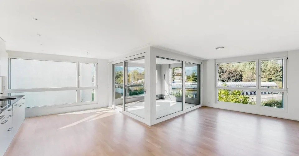 Residenza Laville: moderno, grandi vetrate e terrazzo coperto – foto 2 di 11