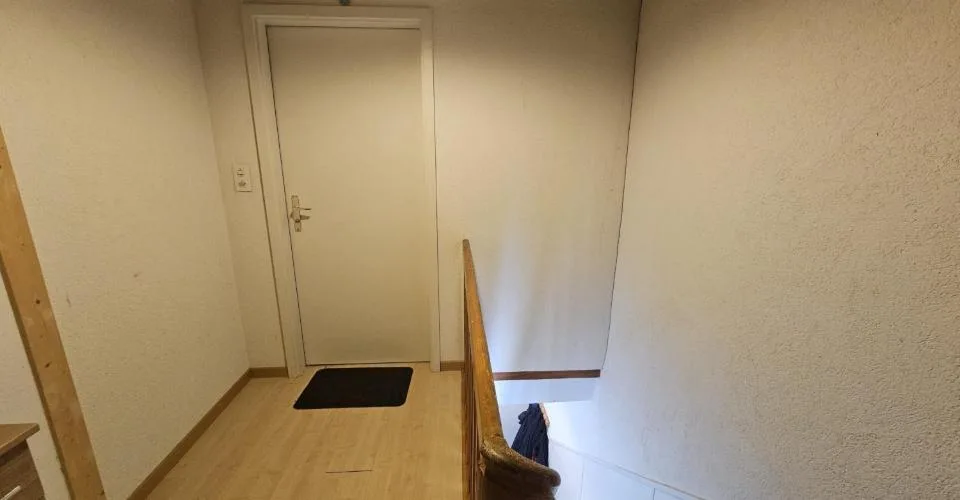 Zu vermieten in Delémont eine gemütliche 3,5-Zimmer-Wohnung unter dem Dach – Foto 2 von 9