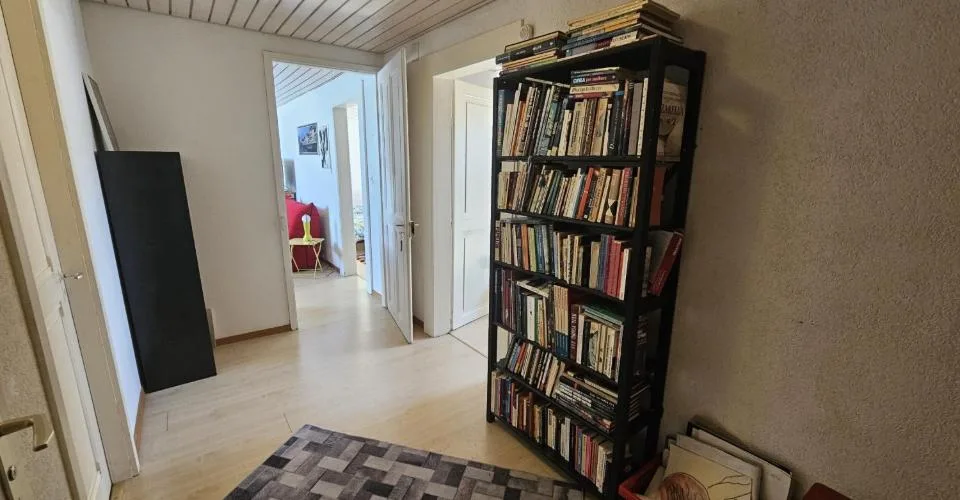 Zu vermieten in Delémont eine gemütliche 3,5-Zimmer-Wohnung unter dem Dach – Foto 3 von 9
