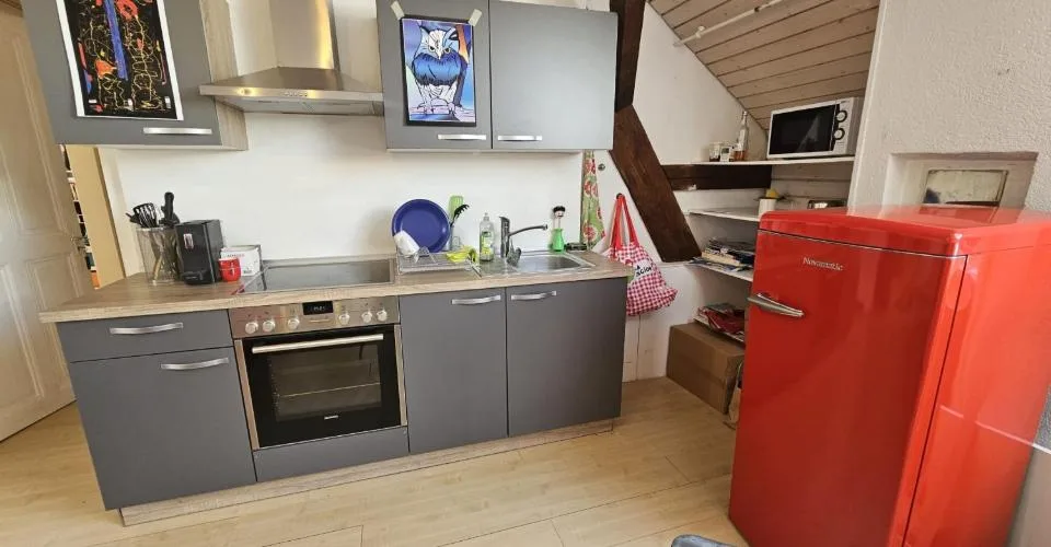 Zu vermieten in Delémont eine gemütliche 3,5-Zimmer-Wohnung unter dem Dach – Foto 6 von 9