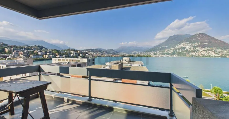 Elegante Attico 4.5 Locali Ristrutturato con Vista Lago Panoramica – photo 17 sur 24