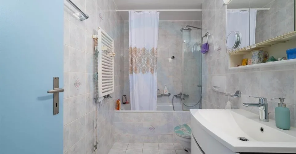 Spacieuse maison très bien entretenue de 5,5 pièces avec jardin à deux minutes d'Aubonne – photo 11 sur 13