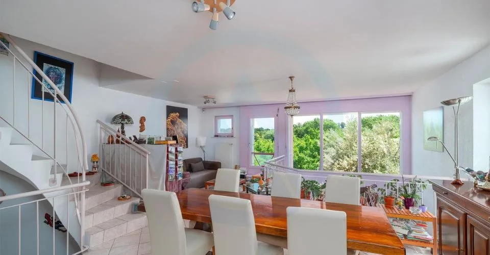 Spacieuse maison très bien entretenue de 5,5 pièces avec jardin à deux minutes d'Aubonne – photo 3 sur 13
