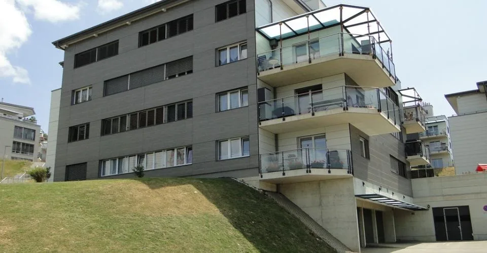 Wohnung mit 5.5 Zimmern und Balkon – Foto 2 von 3