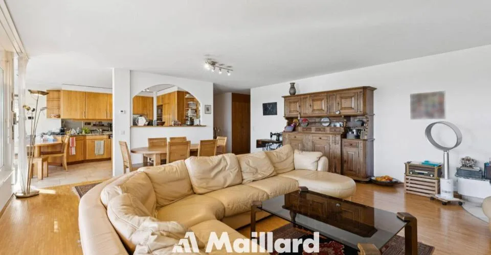 Spacieux et lumineux appartement de 5.5 pièces idéalement situé avec belles échappées sur le lac – photo 2 sur 13