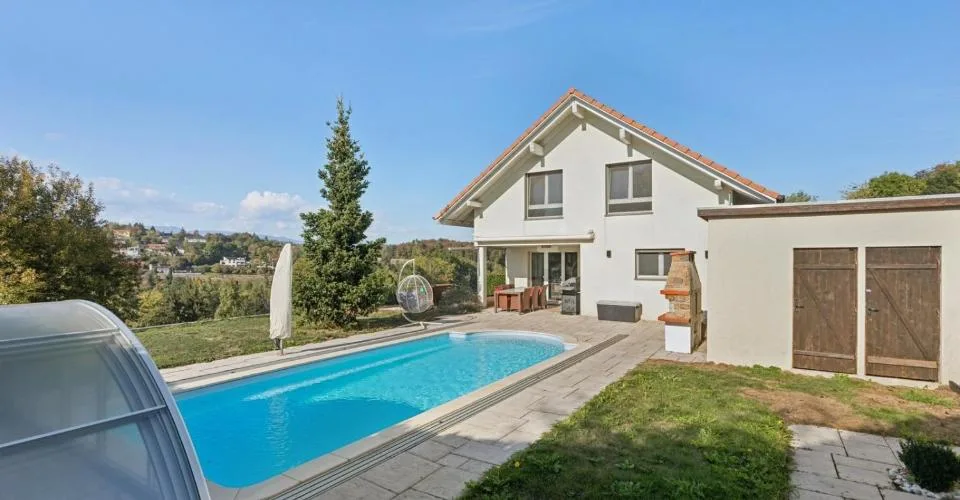 Ein schönes Einfamilienhaus mit Pool, in einer bevorzugten Umgebung – Foto 2 von 13