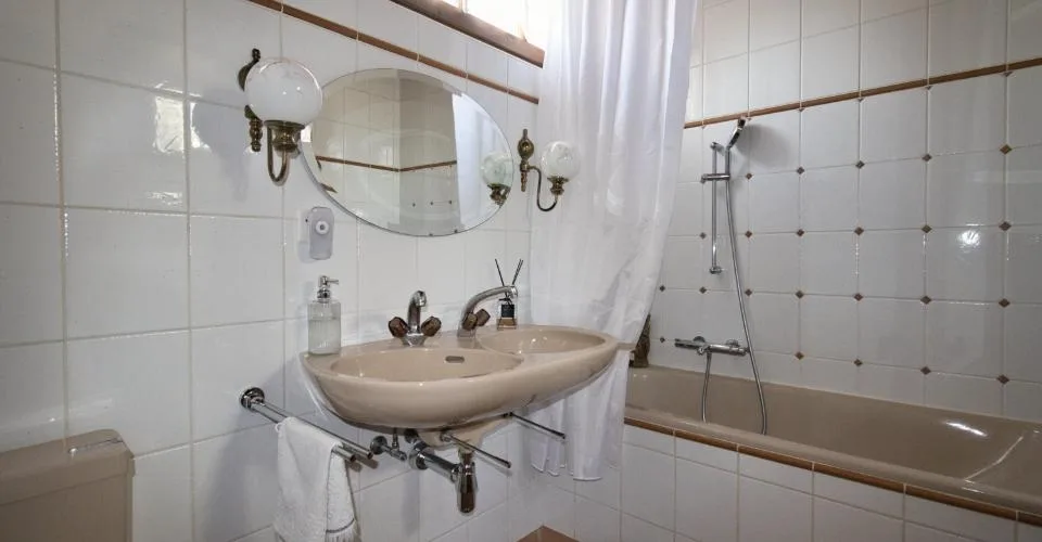 Maison individuelle à Nyon avec grand atelier/dépôt, proche du centre-ville – Foto 10 von 19