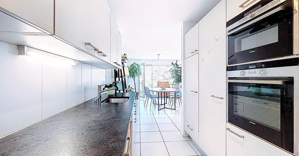 Belfaux - Duplex 4,5 pces, 120 m², balcon couvert 18 m² sud-ouest, CECB B Accroche – photo 3 sur 13