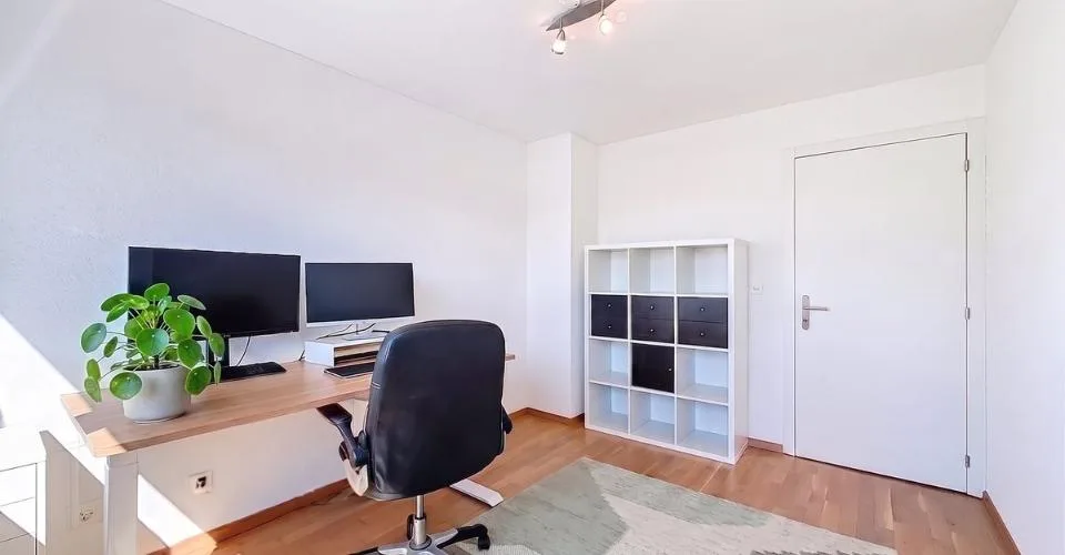 Belfaux - Duplex 4,5 pces, 120 m², balcon couvert 18 m² sud-ouest, CECB B Accroche – photo 9 sur 13