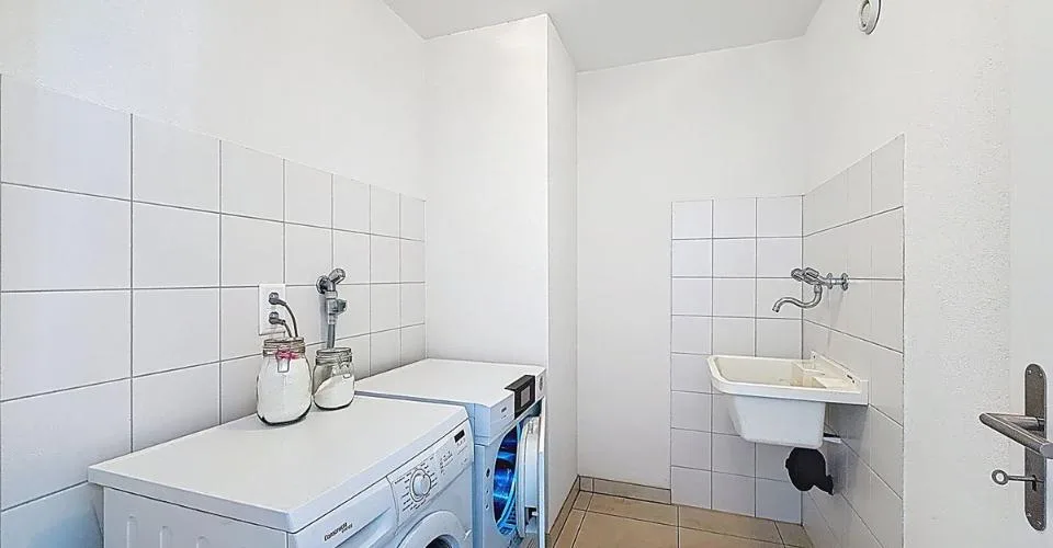Belfaux - Duplex 4,5 pces, 120 m², balcon couvert 18 m² sud-ouest, CECB B Accroche – photo 13 sur 13