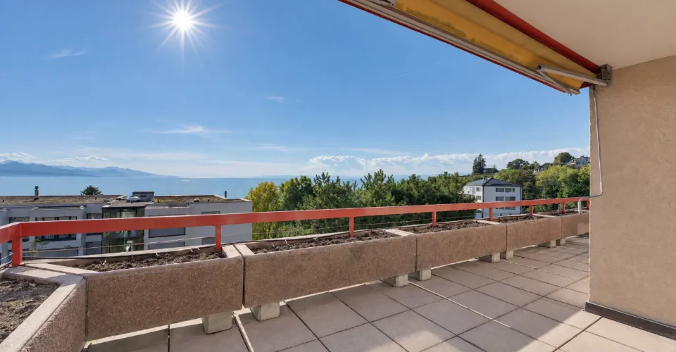 Helles Apartment mit großer Terrasse und Panoramablick auf den See – Foto 8 von 11