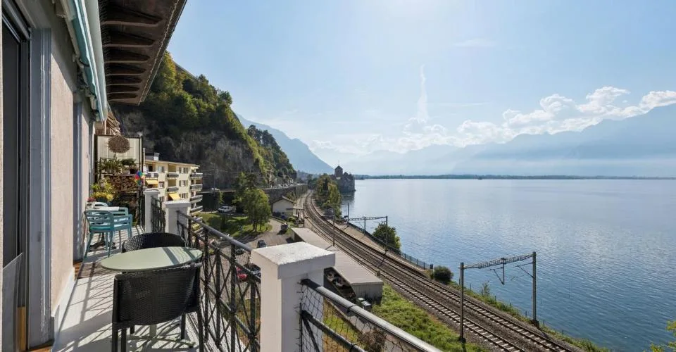 Appartamento di charme all'ultimo piano, in prima fila di fronte al lago – foto 12 di 13