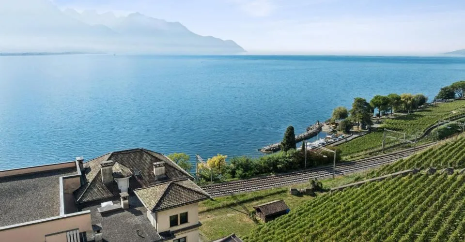 Appartamento di charme all'ultimo piano, in prima fila di fronte al lago – foto 3 di 13