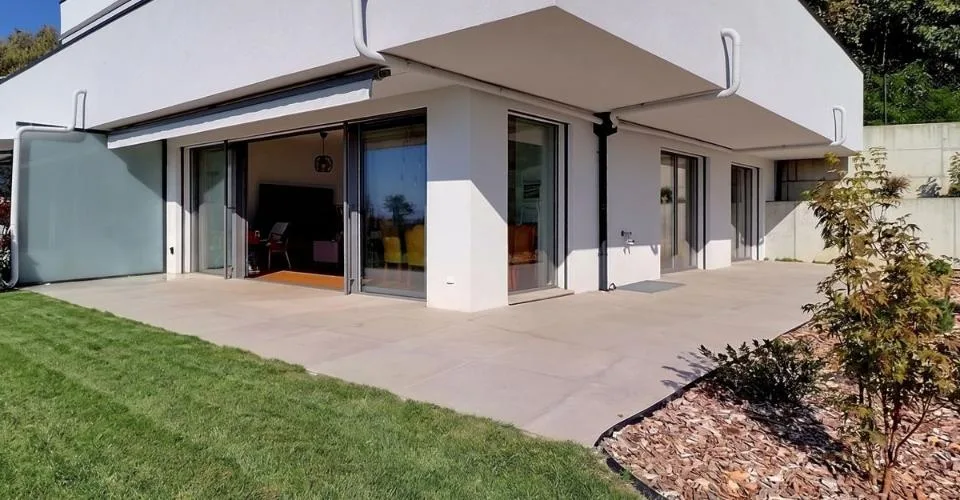 Bell'opportunità! a 6 minuti a piedi dalla stazione, appartamento recente con due camere, terrazza e giardino, vista panoramica sul lago e le Alpi, un posto auto esterno. – foto 2 di 4