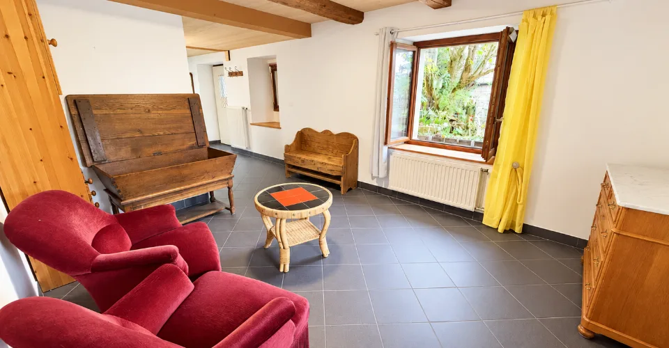 Charmant appartement de 2,5 pièces au rez-de-chaussée à Fontenais – photo 2 sur 10